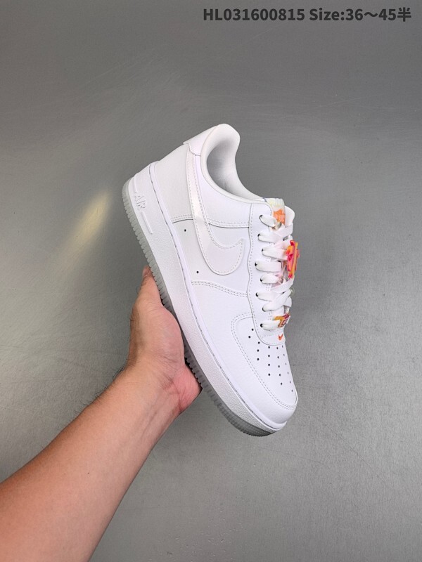 公司级✅耐克Nike AIR FORCE 1‘07 空军一号低帮百搭休闲运动板鞋。柔软、弹性十足的缓震性能和出色的中底设计