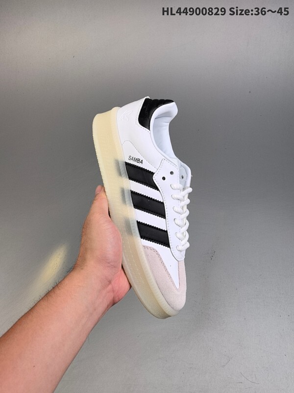 集合二  Addis Original Samba XLG 复古单品 复古桑巴板鞋 这款桑巴鞋展示了高质量的工艺 带有装饰的超锁缝制和无缝的手感 柔软