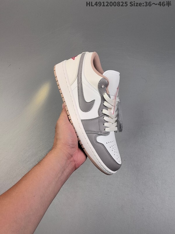 Air Jordan 1 Low "Sail" 低帮 帆白灰 AJ1 乔丹1代 aj1 乔1 低邦 米灰红 乔丹篮球鞋系列 鞋身整体以优质白色皮革面料打造