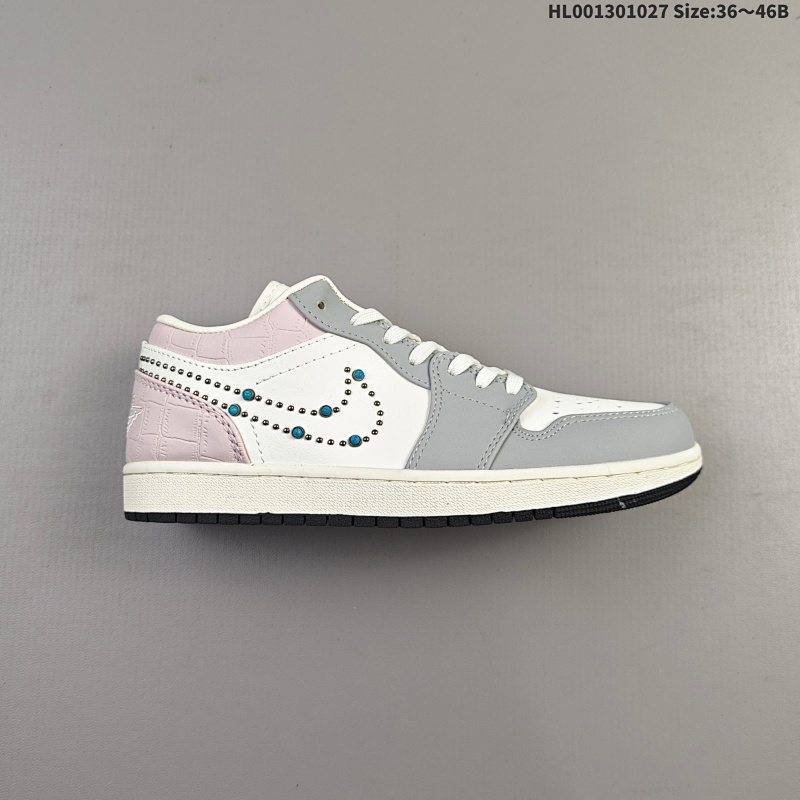 130 真标带半码 Air Jordan 1 Low 低帮 绿松石钩子 AJ1 乔丹1代 aj1 乔1 低邦 灰白粉 乔丹篮球鞋系列 鞋身整体采用柔和的米白色皮革，搭配灰色框架覆盖层，鞋领及后跟粉色鳄
