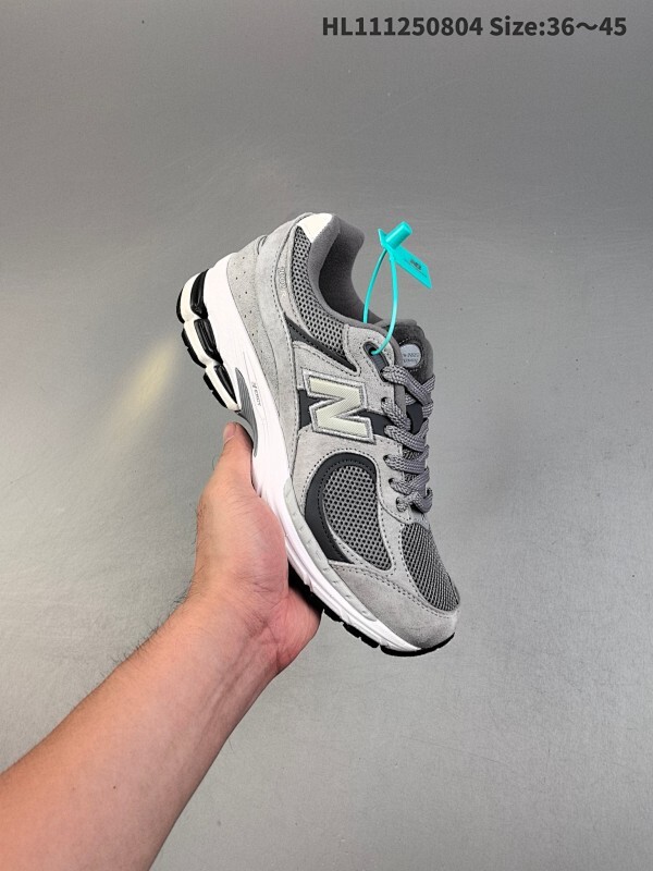 公司级✅New Balance 2002R 复古单品 热门复古鞋型New Balance 2002R，近日又曝出一款全新配色并释出官图。整双鞋采用棕色和米色主打