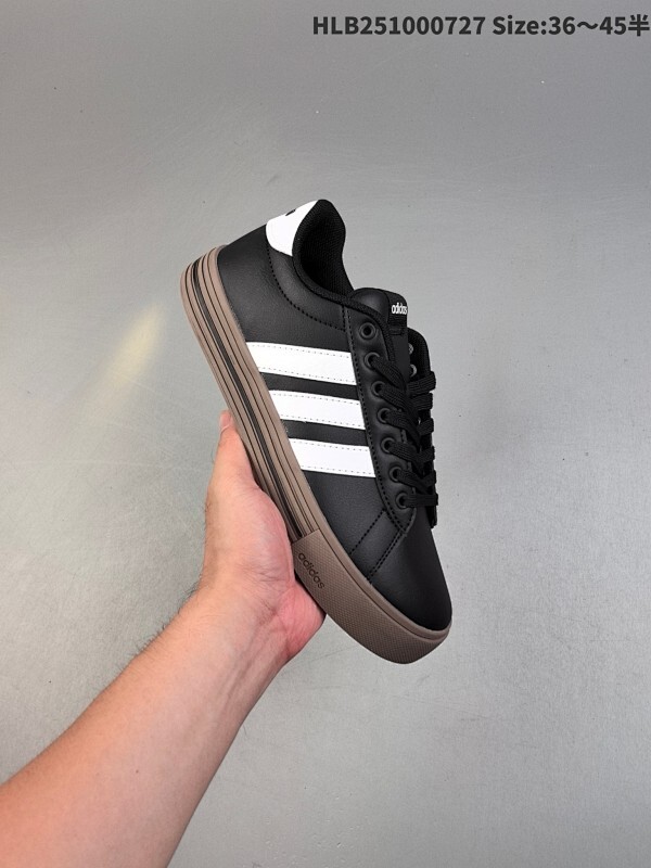 阿迪达斯Adidas DAILY 4.0 阿迪达斯 舒适百搭 低帮 板鞋融合了复古与现代风格 简约而富有质感