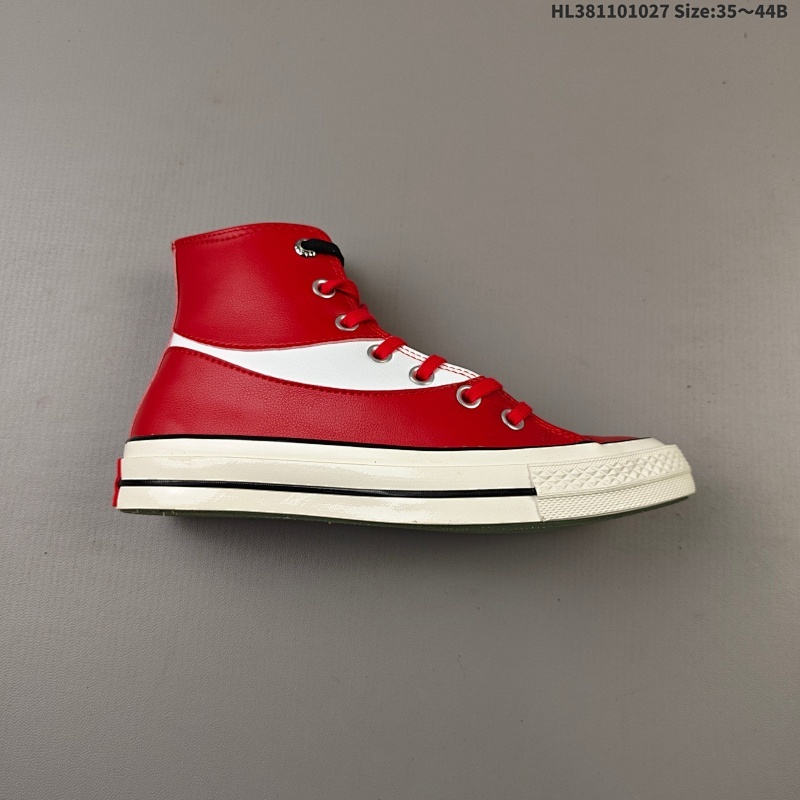 110 年末联名 重磅来袭！ 匡威Converse 携手 可口可乐Coca-Cola，推出联名系列 将可乐元素融入标志性设计。优质红色皮革鞋面，搭配清爽白色条纹，再现可乐罐经典外观。复古鞋标 个性意趣