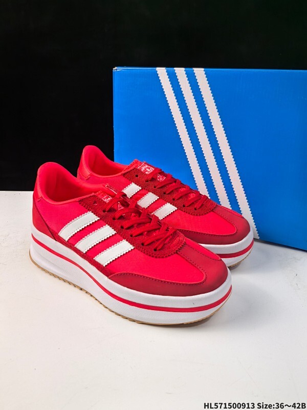 集合 Adidas originals SL 72 STACK W 超轻便透气复古慢跑鞋 鞋头的设计饱满圆润  鞋面是翻毛皮和尼龙材质结合 上脚舒适柔软绽的蓝，演绎晨曦初绽的优雅步履