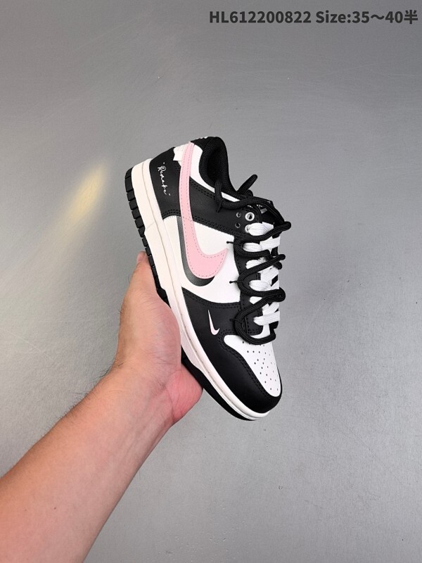 NIKE DUNK SB LOW 全新配色 解构系列 定制Dunk SB顾名思义，具有经典的Dunk血缘，又注入了更多的时尚元素。相较于普通的Dunk滑板鞋