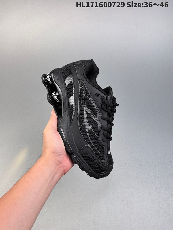 集合  Nike Shox TL 系列  最令人瞩目的便是它那标志性的气柱底设计！这可是Nike家专利的科技，通过分布在鞋底的多个气柱