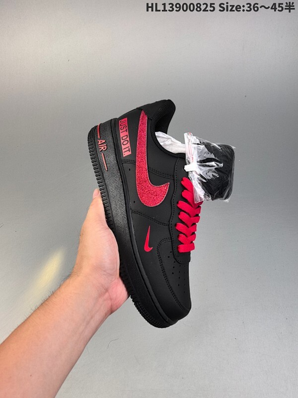 集合一  耐克 Nike Air Force 1 ’07 空军一号低帮百搭休闲运动板鞋。柔软、弹性十足的缓震性能和出色的中底设计