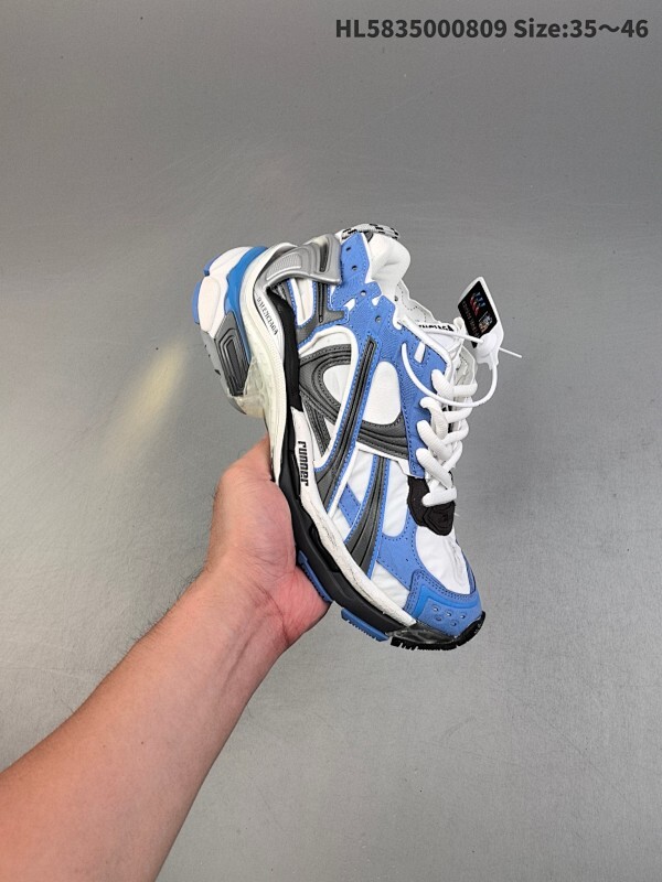 新款BALENCIAGA  巴黎世家-Runner、是通过溢胶、做旧、缝线等细节，展示了设计师 Demna 的运动鞋风格
