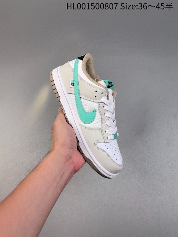真标带半码 Nike Dunk Low "Split" 耐克 SB 低帮 白薄荷绿 鞋身将浅棕色和白色组合，搭配灰色框架覆盖层
