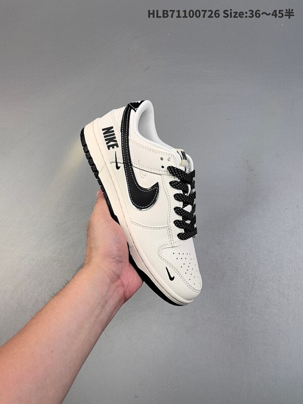 NIKE DUNK SB LOW 全新配色  定制Dunk SB顾名思义，具有经典的Dunk血缘，又注入了更多的时尚元素。相较于普通的Dunk滑板鞋