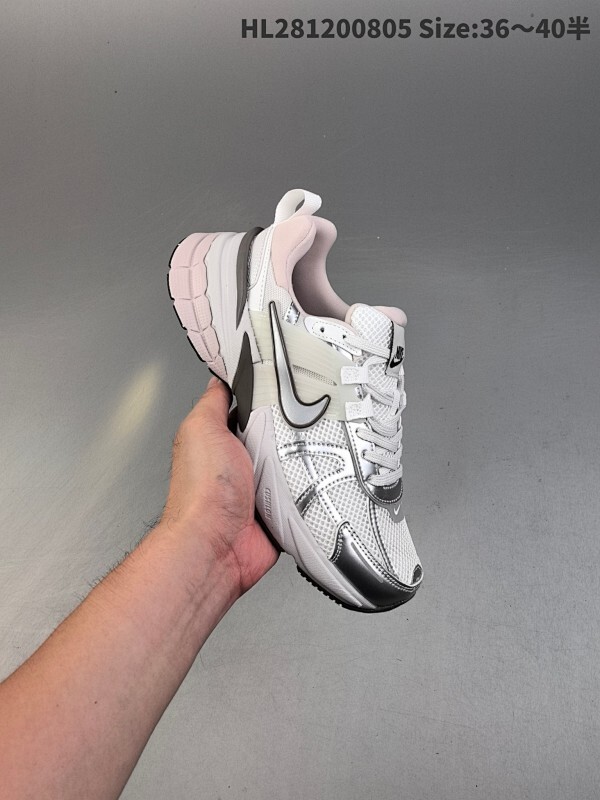真标✅耐克NIKE V2K RUN跑步鞋复古风潮 网面透气运动鞋 灰银紧致的鞋面材质提供良好的包裹性鞋侧