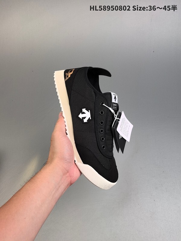 集合  DESCENTE Chron Tempo Replica迪桑特 舒适百搭防滑耐磨低帮生活休闲鞋 是一款集复古与现代于一体的低帮跑步鞋 简洁的牛皮鞋面不仅彰显出时尚的质感