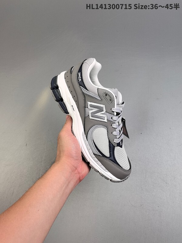 ✅New Balance 2002R 复古单品 热门复古鞋型New Balance 2002R 近日又曝出一款全新配色并释出官图 整双鞋采用棕色和米色主打