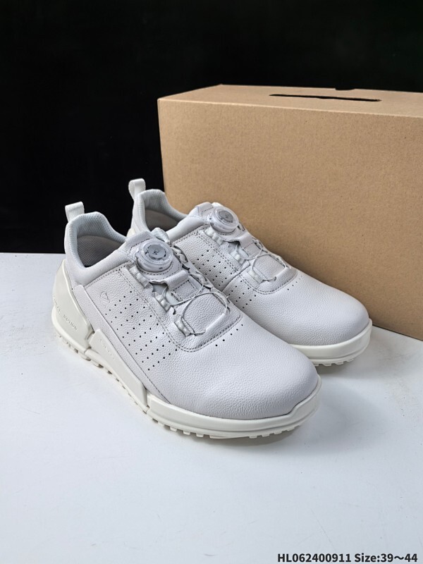 ecco爱步Biom健步防水轻跑透气休闲鞋 人手必备单品 鞋底采用高端顶级TPU组合TPR环保科技材料 两块磨具贴合鞋底给你不一样