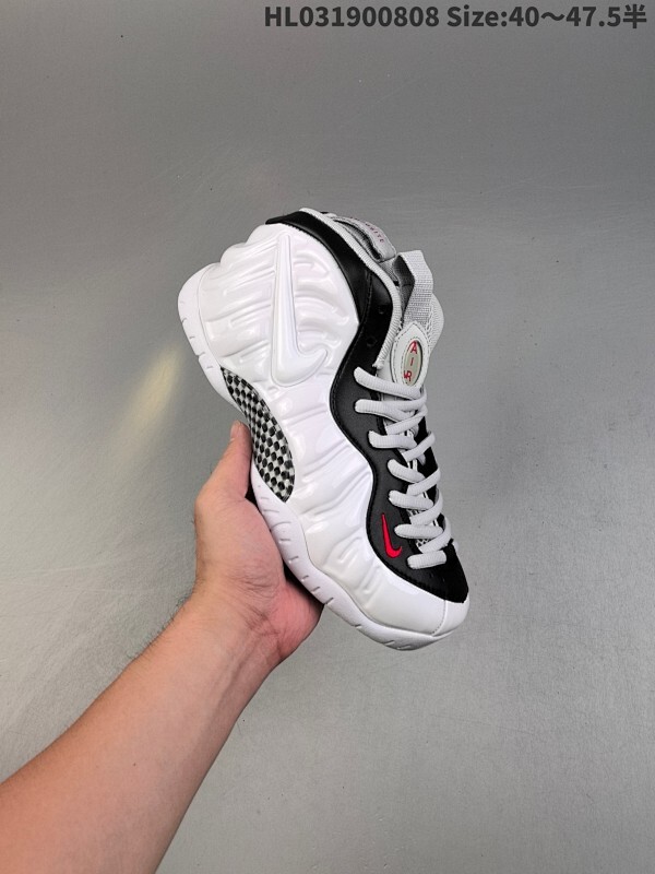 NIKE AIR FOAMPOSITE ONE 喷泡 喷泡，是一双内场的后卫战靴，97年1月份首期发行，使用FOAMPOSITE一次成型的喷塑鞋面