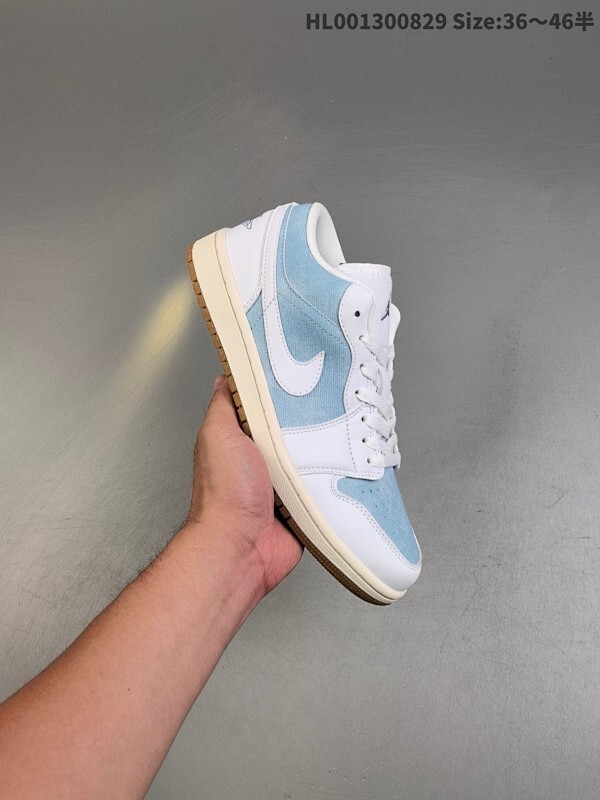 头层带半码 Air Jordan 1 Low 低帮 白蓝色 AJ1 乔丹1代 aj1 乔1 低邦 蓝白色 男女同款 乔丹篮球鞋系列 鞋款以做旧美学诠释生活方式