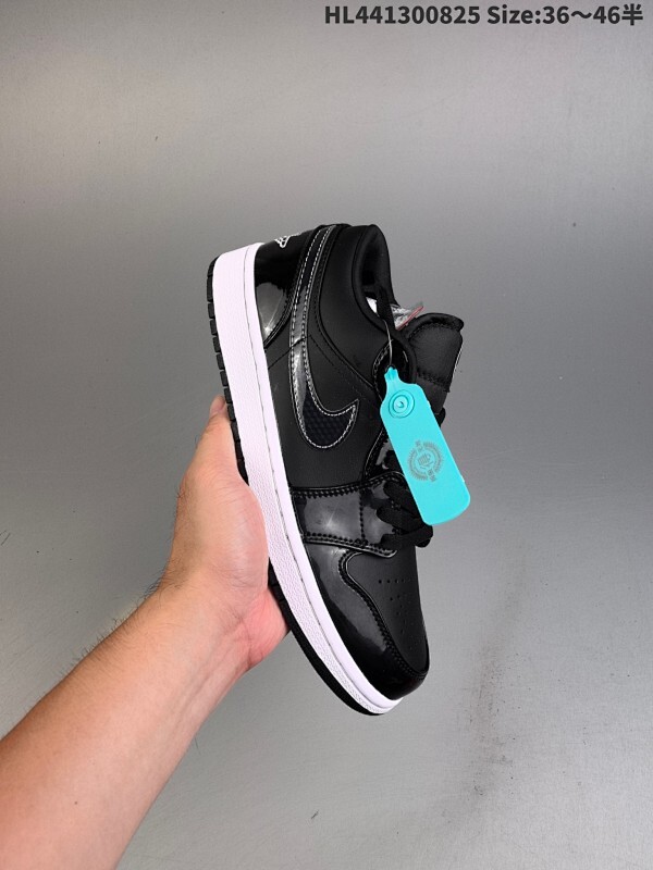 集合  Air Jordan 1 Low "Silver Toe" 低帮 黑银 AJ1 乔丹1代 aj1 乔1 低邦 黑银 乔丹篮球鞋系列 这双鞋采用黑、白、银三色装扮