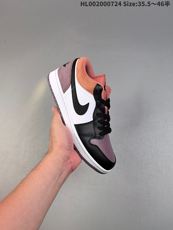 公司级 Air Jordan 1 Low 低帮 白褐紫 AJ1 乔丹1代 aj1 乔1 低邦 红豆沙 乔丹篮球鞋系列 整双鞋以皮质鞋面和橡胶鞋底搭配