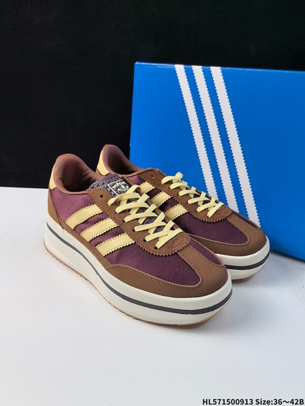 Adidas originals SL 72 STACK W 超轻便透气复古慢跑鞋 鞋头的设计饱满圆润  鞋面是翻毛皮和尼龙材质结合 上脚舒适柔软