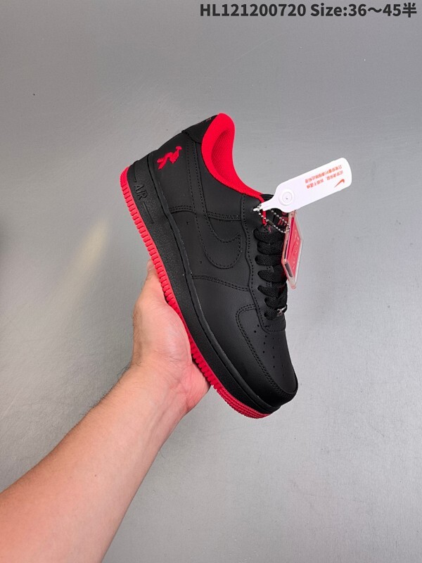 ✅耐克Nike AIR FORCE 1’07空军一号低帮百搭休闲运动板鞋。柔软、弹性十足的缓震性能和出色的中底设计