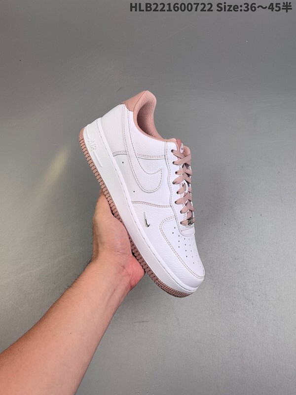 集合 公司级✅耐克Nike Air Force 1“07空军一号低帮百搭休闲运动板鞋。柔软、弹性十足的缓震性能和出色的中底设计