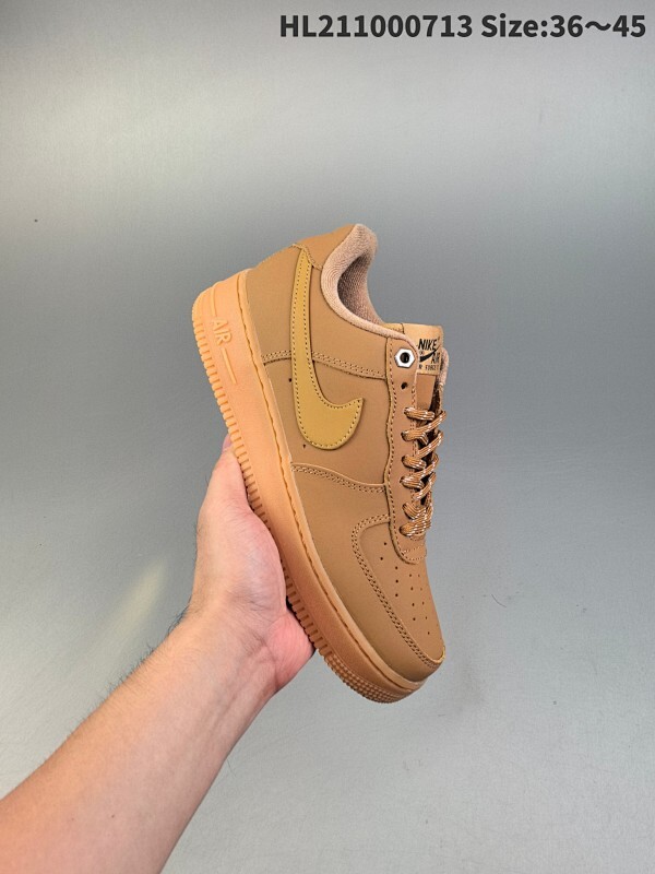 集合 耐克 Nike Air Force 1 ’07 空军一号低帮百搭休闲运动板鞋。柔软、弹性十足的缓震性能和出色的中底设计