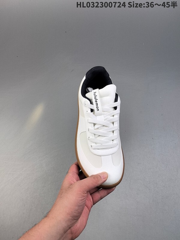 采用软质荔枝纹牛剖革组合热熔工艺处理绒面材质，内嵌人体工学加厚环保去臭海玻璃物料脚垫