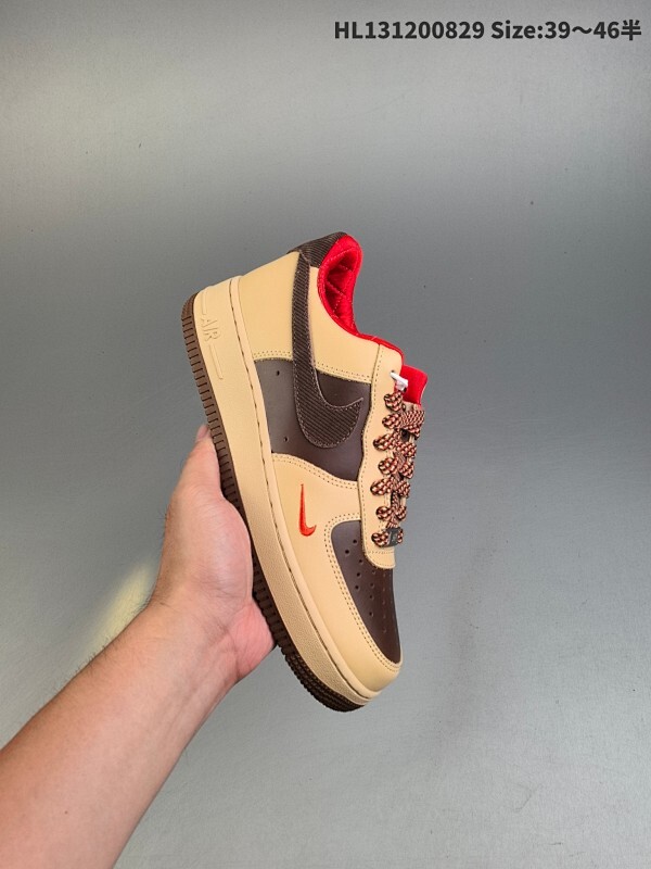 集合  耐克Nike AIR FORCE 1‘07 空军一号低帮百搭休闲运动板鞋。柔软、弹性十足的缓震性能和出色的中底设计