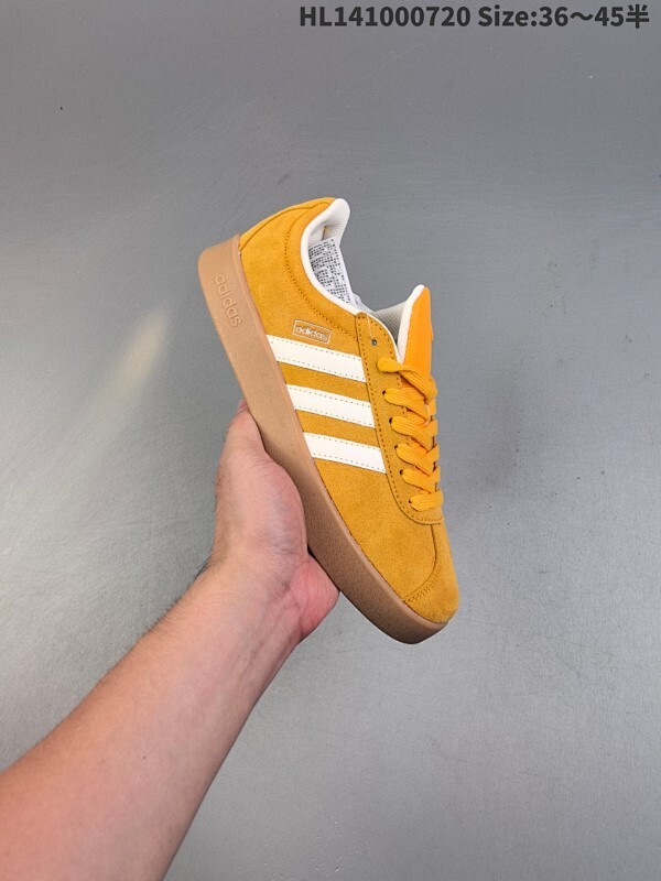 集合  Adidas/阿迪达斯 男女鞋半码制，采用环保纤维革组合翻毛皮鞋面材质，内嵌EVA透气吸汗鞋垫，缜密拉帮中底布