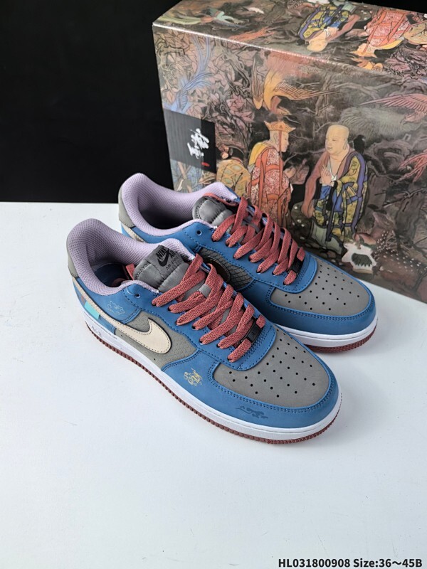 Nike/耐克 升级原楦原纸版开发版型，采用硬质牛巴磨砂革鞋面材质，鞋垫嵌EVA缓震物料及背胶，