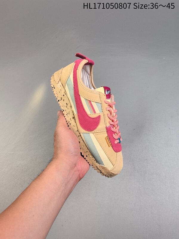 集合 Union x Nike Cortez 重磅联名整体延续 Nike Cortez 传统的「阿甘鞋」造型