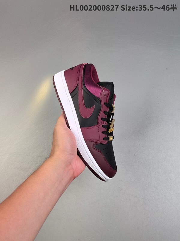头层带半码 Air Jordan 1 Low 低帮 黑酒红 AJ1 乔丹1代 aj1 乔1 低邦 金属飞翼 乔丹篮球鞋系列 鞋身整体以黑红为主色调