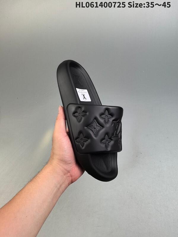 LV路易威登L家驴牌monogram 浮雕 拖鞋 本季 Waterfront 凉拖焕新回归 鞋面扣带压印路易威登标志性的