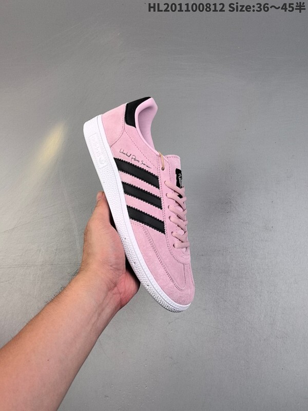 Addis Original Samba OG 复古单品德训鞋 复古桑巴板鞋 这款桑巴鞋展示了高质量的工艺 带有装饰的超锁缝制和无缝的手感 柔软