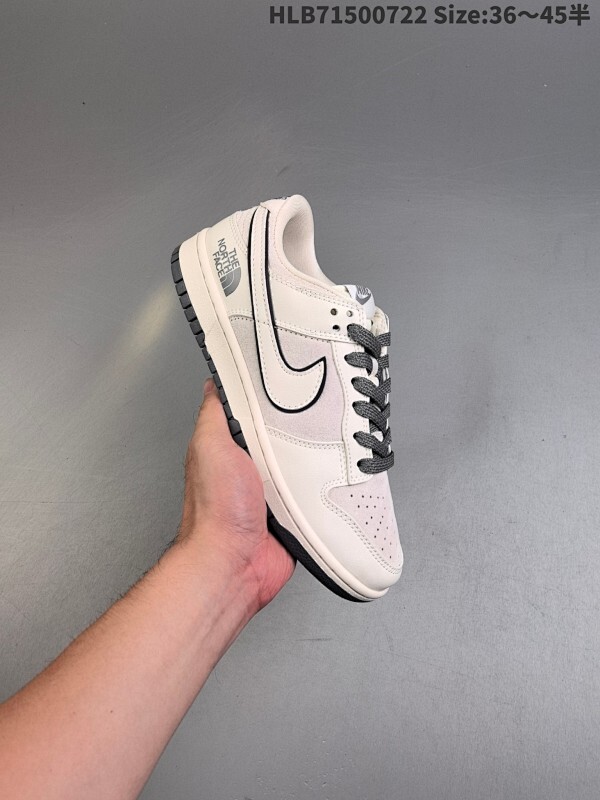头层带半码 The North FACE x Nike Dunk SB Low 北面 x 耐克 SB 低帮 北面联名米白黑 鞋身以米白色麂皮作为主色调