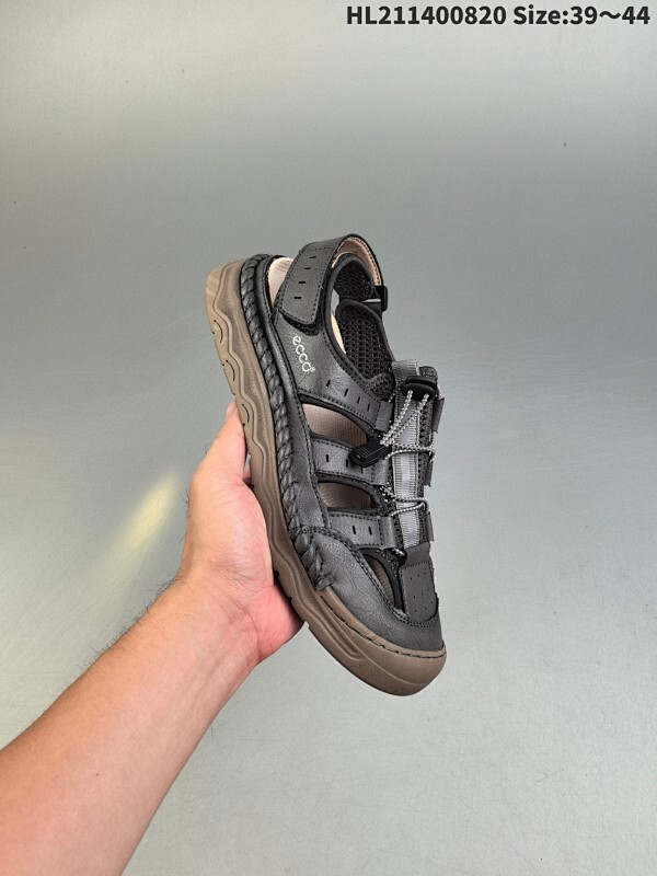 ECCO/爱步 采用耐磨牛巴革组合透气可调节织带鞋面材质，耐弯折橡胶大底，正确原盒包装吊牌