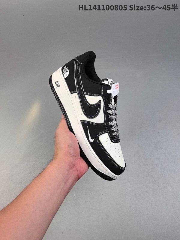 耐克 Nike Air Force 1 ’07 空军一号低帮百搭休闲运动板鞋。柔软、弹性十足的缓震性能和出色的中底设计