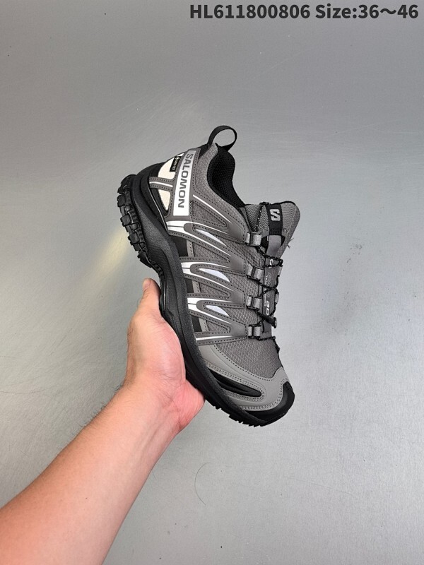 Salomon/萨洛蒙 男女鞋真标半码制，升级原楦原纸版开发，采用耐磨环保纤维革组合防护网织布鞋面材质，牛角扣系带开合，欧索莱环保去臭环型组合鞋垫