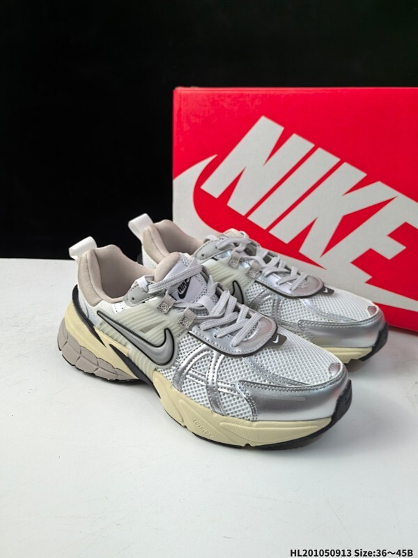 Nike V2K Run 复古单品 复古老爹鞋跑步鞋 鞋款被命名为 Runtekk 设计上借鉴了 2000 年的跑鞋风格