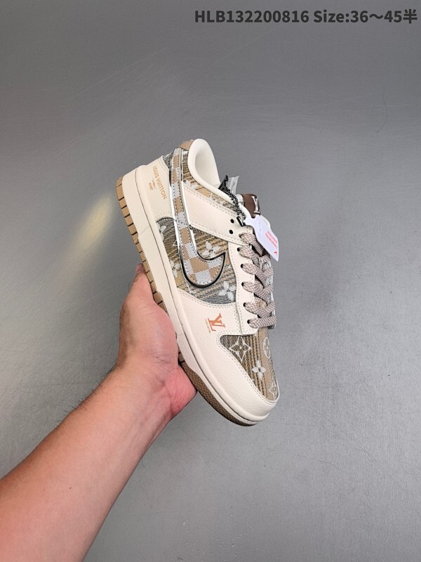 NIKE DUNK SB LOW 全新配色  定制Dunk SB顾名思义，具有经典的Dunk血缘，又注入了更多的时尚元素。相较于普通的Dunk滑板鞋