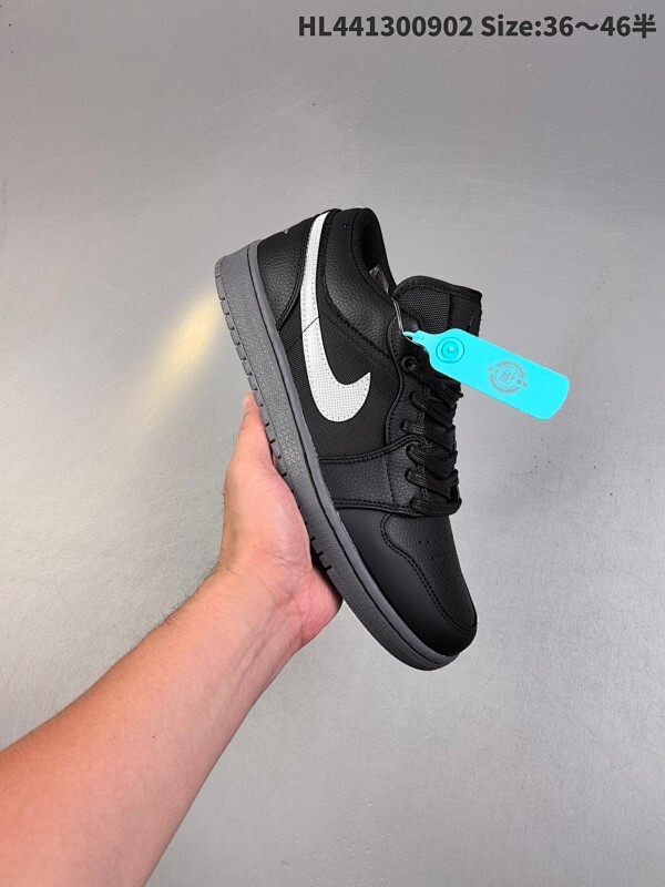 头层Air Jordan 1 Low SE CN 低帮 黑白反光勾 AJ1 乔丹1代 aj1 乔1 低邦 黑白勾 乔丹篮球鞋系列 鞋款整体以黑色皮革打造