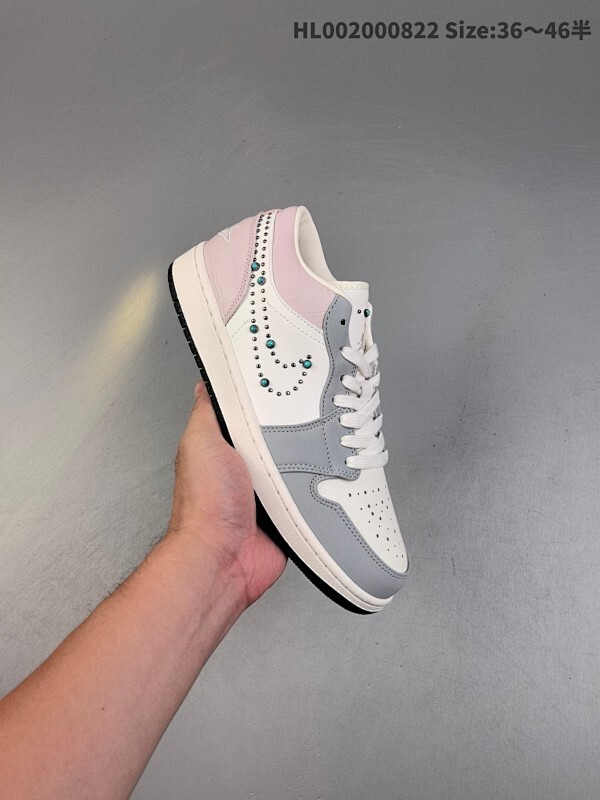 头层带半码 Air Jordan 1 Low 低帮 绿松石钩子 AJ1 乔丹1代 aj1 乔1 低邦 灰白粉 乔丹篮球鞋系列 鞋身整体采用柔和的米白色皮革