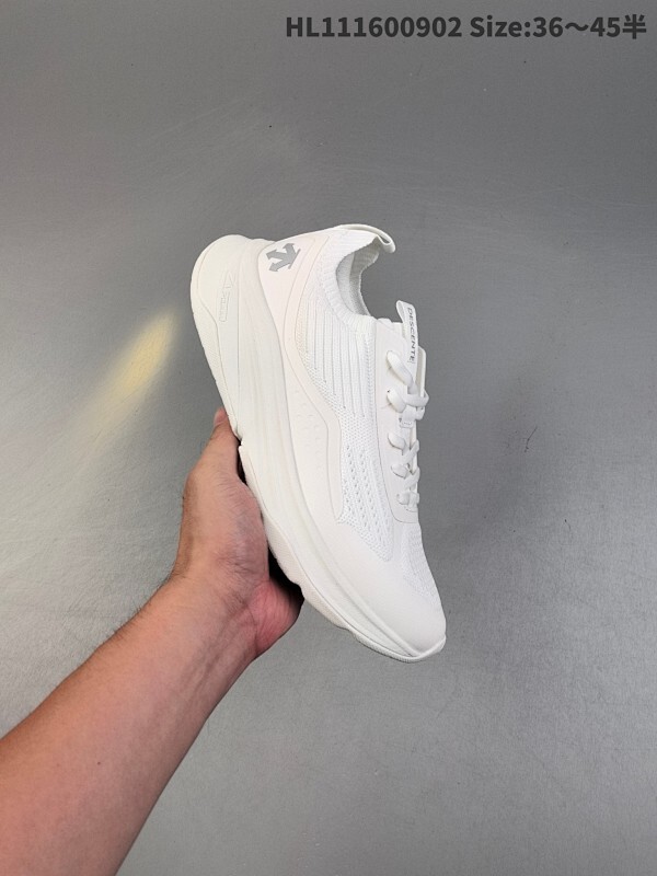 迪桑特DESCENTE ENERZITE LAVITATE 2.0 KNIT 时尚防滑 低帮跑步鞋 货号:D5191RRN05 针织网布无缝拼接鞋面轻薄通透减少摩擦