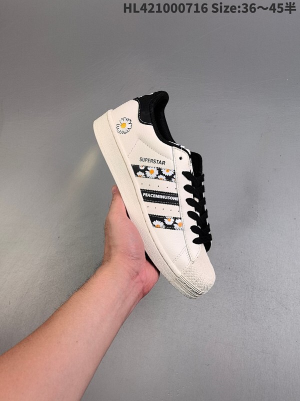 CLOT x AD Originals  #贝壳头斯图西联名限定 贴合柔软皮料蓝黑配色 ，这双鞋的整体设计思路和风格可以说很CLOT