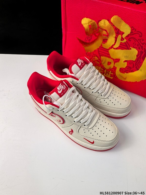 公司级✅耐克Nike AIR FORCE 1’07空军一号低帮百搭休闲运动板鞋。柔软、弹性十足的缓震性能和出色的中底设计