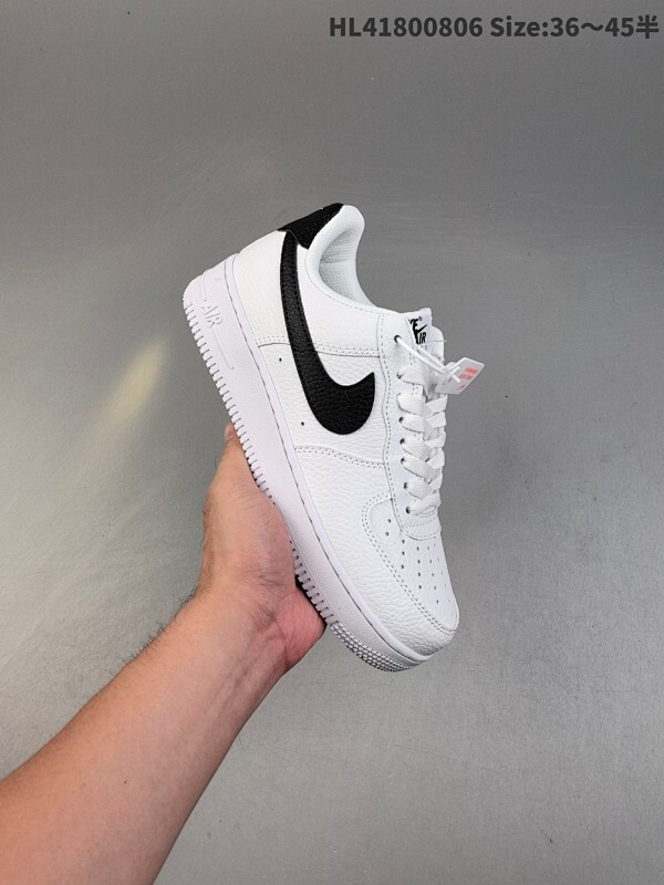 ✅耐克Nike AIR FORCE 1‘07 空军一号低帮百搭休闲运动板鞋。柔软、弹性十足的缓震性能和出色的中底设计