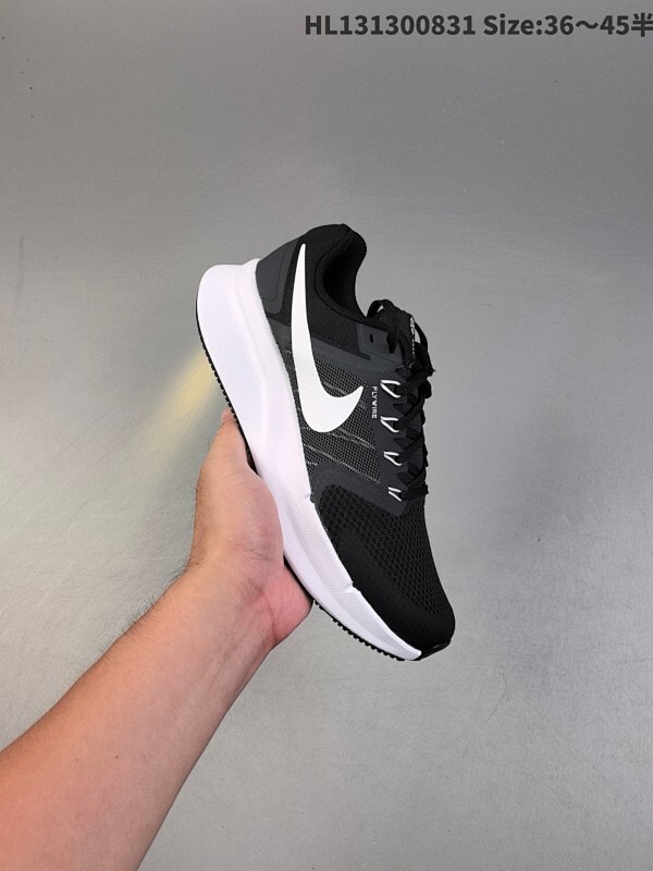 ✅Nike Run Swift 3 短跑运动鞋跑步鞋专为短距离跑步设计。经典版型焕新升级‏，透气稳固。鞋面在鞋口和鞋舌区域搭配经典接触点设计