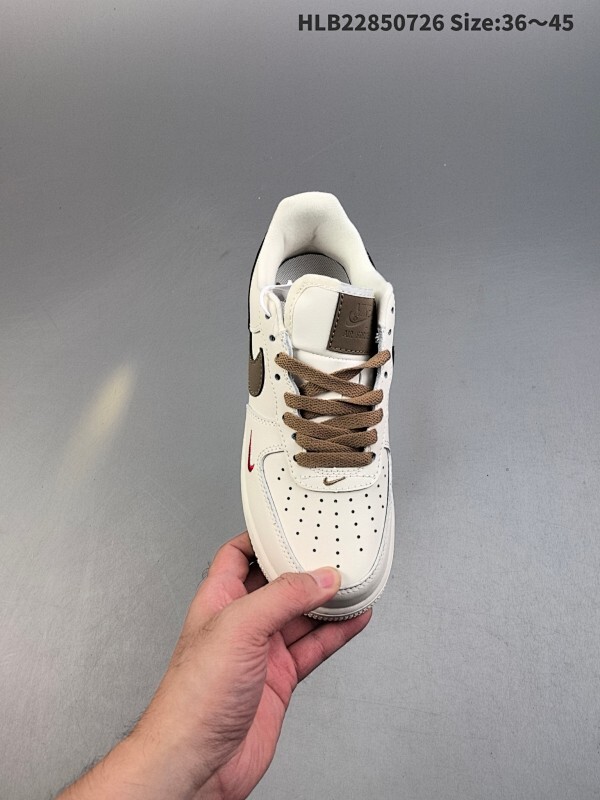 真标✅耐克Nike Air Force 1“07空军一号低帮百搭休闲运动板鞋。柔软、弹性十足的缓震性能和出色的中底设计