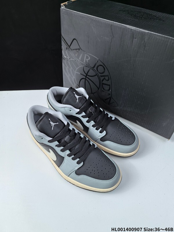 头层带半码 Air Jordan 1 Low "Light Smoke Grey" 低帮 烟熏灰 AJ1 乔丹1代 aj1 乔1 低邦 黑灰 乔丹篮球鞋系列 鞋身整体以黑色皮革打造