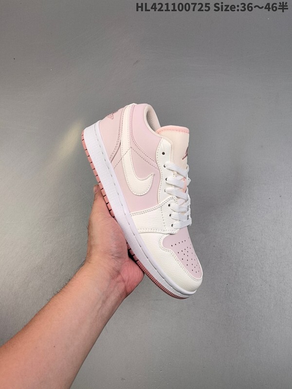 Air Jordan 1 Low 低帮 白粉色 AJ1 乔丹1代 aj1 乔1 低邦 白粉色 乔丹篮球鞋系列 鞋身整体采用淡淡的粉色皮质面料打造，搭配白色框架覆盖层，营造出十分低调又美观的配色组合